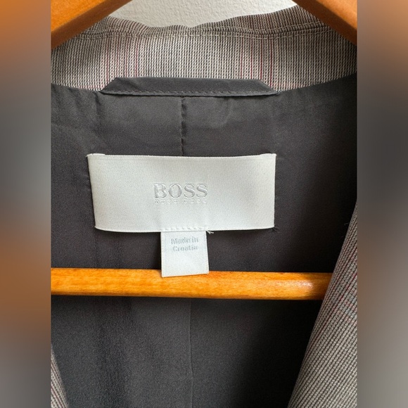 Hugo Boss "Janufal" Women's 100% Wool
One Button Blazer - Picture 5 of 10